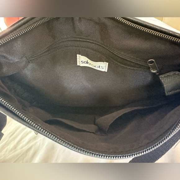 NWT Sakroots Artist Circle Flat Crossbody Black & White Doves Soulful Spirit - Picture 7 of 13